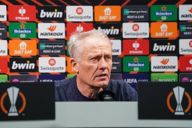 Fußball: UEFA Europa League 2023 2024, Achtelfinale, West Ham United - SC Freiburg, London Olympic Stadium: Freiburgs Trainer Christian Streich - Pressekonferenz, Interview, Gespräch London Olympic Stadium England Copyright: xJoeranxSteinsiekx