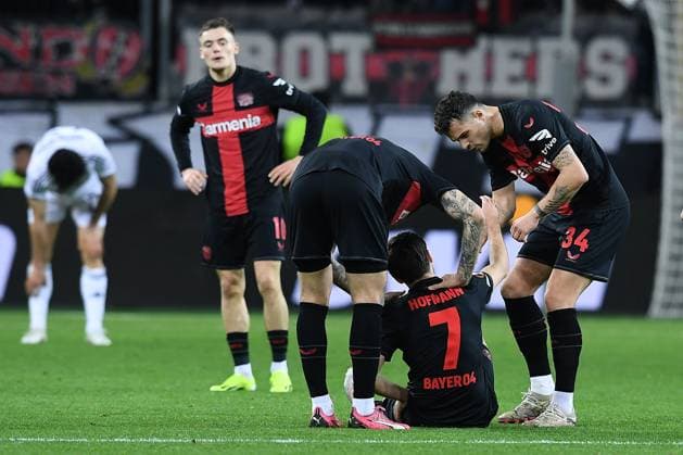 Fußball Europa League Achtelfinale Bayer 04 Leverkusen - Qarabag Agdam am 14.03.2024 in der BayArena in Leverkusen Jonas Hofmann ( Leverkusen ), mitte - verletzt am Boden