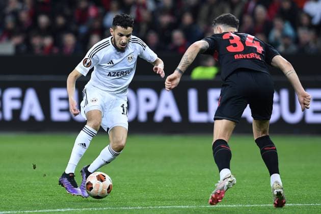 Fußball Europa League Achtelfinale Bayer 04 Leverkusen - Qarabag Agdam am 14.03.2024 in der BayArena in Leverkusen Abdellah Zoubir ( Agdam ), links - Granit Xhaka ( Leverkusen ), rechts