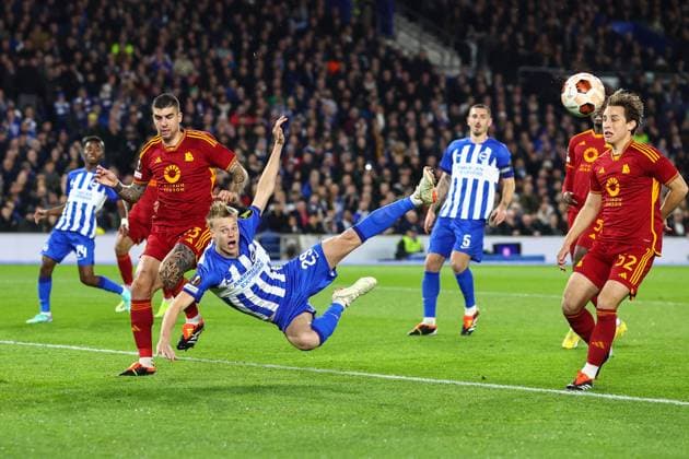Brighton v AS Roma 14 March 2024, London - UEFA EUROPA League, Round of Sixteen, Second Leg - Brighton & Hove Albion v AS Roma - Jan Paul van Hecke of Brighton & Hove Albion misses a diving header which allows Gianluca Mancini of AS Roma to clear the ball - Photo: Charlotte Wilson Offside. Brighton UK Copyright: xCharlottexWilsonx xOffsidexOffside
