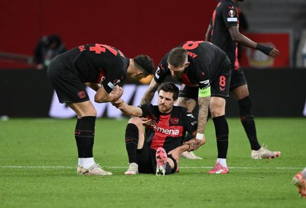 Verletzung Jonas Hofmann (Bayer 04 Leverkusen), Granit Xhaka (Bayer 04 Leverkusen), li., und Robert Andrich (Bayer 04 Leverkusen) helfen 14.03.2024, Fussball Europa League, Saison 2023 2024, Achtelfinale Rückspiel, Bayer 04 Leverkusen - Qarabag Agdam Leverkusen BayArena Nordrhein Westfalen Deutschland
