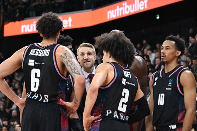 Tuomas Iisalo ( coach Paris Basket ) talks with Paris Basket players during the Eurocup match between Paris Basketball and Joventut Badalona at Adidas Arena on March 14, 2024 in Paris, France. ( Photo by federico pestellini panoramic ) - BASKET : Paris Basket vs Joventut Badalona - Eurocup - 14 03 2024 FedericoPestellini Panoramic 