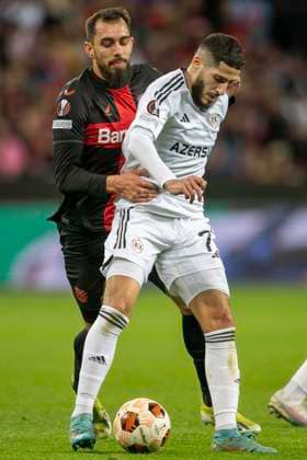 Zweikampf zwischen Borja Iglesias Quintas (Bayer 04 Leverkusen, 09) und Yassine Benzia (Qarabag Agdam, 07). Fussball: UEFA Europa League, Saison 2023 2024, Achtelfinale, Rueckspiel, Bayer 04 Leverkusen - Qarabag FK am 14.03.2024 in der BayArena in Leverkusen. Foto: Kirchner-Media TH Copyright: xKirchner-Media THx