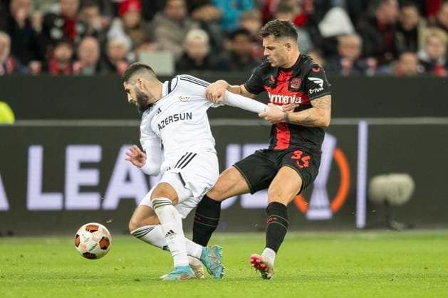 Zweikampf zwischen Yassine Benzia (Qarabag Agdam, 07) und Granit Xhaka (Bayer 04 Leverkusen, 34). Fussball: UEFA Europa League, Saison 2023 2024, Achtelfinale, Rueckspiel, Bayer 04 Leverkusen - Qarabag FK am 14.03.2024 in der BayArena in Leverkusen. Foto: Kirchner-Media TH Copyright: xKirchner-Media THx