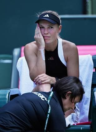 INDIAN WELLS, CA - MARCH 14: Caroline Wozniacki (DEN) has her toes worked by a trainer before the start of the second set of a WTA, Tennis Damen quarterfinals tennis match played on March 14, 2024 during the BNP Paribas Open played at the Indian Wells Tennis Garden in Indian Wells, CA. (Photo by John Cordes Icon Sportswire) TENNIS: MAR 14 BNP Paribas Open EDITORIAL USE ONLY Icon506240314100
