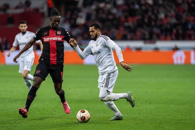 GER, UEFA Europa League Bayer 04 Leverkusen vs QarabaÄü AÄüdam Qarabag Agdam 14.03.2024, BayArena, Leverkusen, GER, UEFA Europa League Bayer 04 Leverkusen vs QarabaÄü AÄüdam Qarabag Agdam Im Bild: Zweikampf zwischen Juninho (QarabaÄü AÄüdam Qarabag Agdam, 18) Odilon Kossounou (Bayer 04 Leverkusen, 6) ; Ganzkörper Ganzkoerper ; Ball am Fuss;