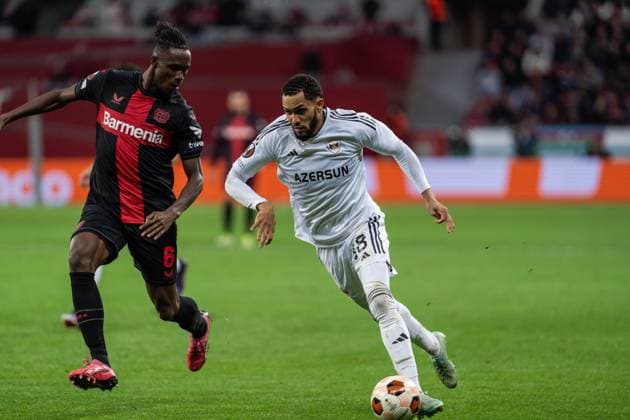 GER, UEFA Europa League Bayer 04 Leverkusen vs QarabaÄü AÄüdam Qarabag Agdam 14.03.2024, BayArena, Leverkusen, GER, UEFA Europa League Bayer 04 Leverkusen vs QarabaÄü AÄüdam Qarabag Agdam Im Bild: Zweikampf zwischen Juninho (QarabaÄü AÄüdam Qarabag Agdam, 18) Odilon Kossounou (Bayer 04 Leverkusen, 6) ; Ganzkörper Ganzkoerper ; Ball am Fuss;
