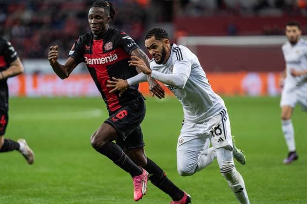 GER, UEFA Europa League Bayer 04 Leverkusen vs QarabaÄü AÄüdam Qarabag Agdam 14.03.2024, BayArena, Leverkusen, GER, UEFA Europa League Bayer 04 Leverkusen vs QarabaÄü AÄüdam Qarabag Agdam Im Bild: Zweikampf zwischen Juninho (QarabaÄü AÄüdam Qarabag Agdam, 18) Odilon Kossounou (Bayer 04 Leverkusen, 6) ; Ganzkörper Ganzkoerper ; Ball am Fuss;