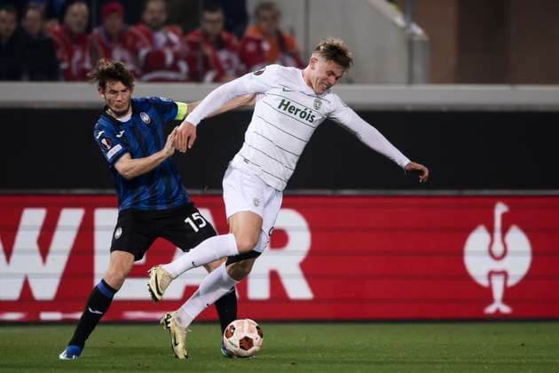 Atalanta BC v Sporting CP - UEFA Europa League Viktor Gyokeres of Sporting Clube de Portugal competes for the ball with Marten de Roon of Atalanta BC during the UEFA Europa League round of 16 second leg football match between Atalanta BC and Sporting CP. Bergamo Italy Copyright: xNicolòxCampox