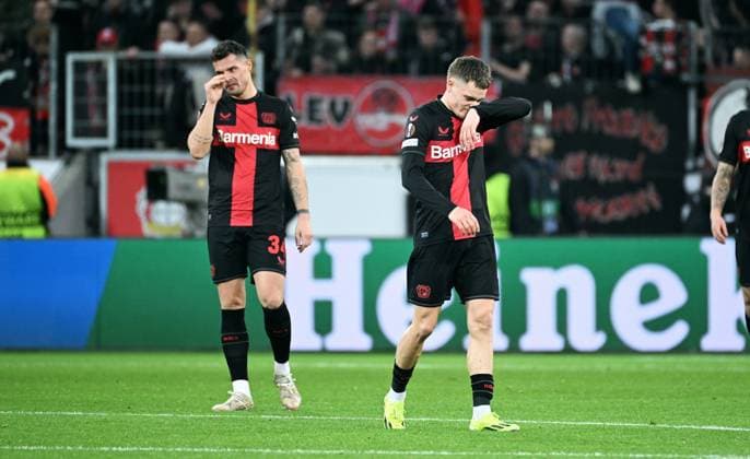 Fussball, Europa League, Deutschland, Herren, Saison 2023 2024, Achtelfinale Rückspiel, BayArena Leverkusen, Bayer Leverkusen - Qarabag Agdam; Frust bei Florian Wirtz (LEV) und Granit Xhaka (LEV) nach dem Tor zum 0:1 durch Abdellah Zoubir (QAR). Enttäuschung, Frust, Aktion. UEFA REGULATIONS PROHIBIT ANY USE OF PHOTOGRAPHS AS IMAGE SEQUENCES AND OR QUASI-VIDEO