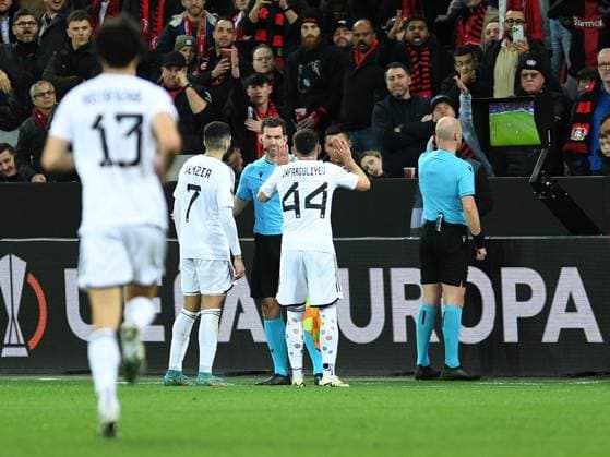 14.03.2024, Leverkusen, Germany, BayARENA, Bayer Leverkusen vs Qarabag FK - UEFA Europa League 2023 2024 - Round of 16 second leg, Schiedsrichter Anthony Taylor (England) schaut sich das VAR an (Foto Ralf Treese) Leverkusen BayARENA North Rhine-Westphalia Germany