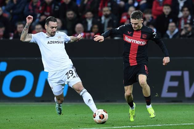 Fußball Europa League Achtelfinale Bayer 04 Leverkusen - Qarabag Agdam am 14.03.2024 in der BayArena in Leverkusen Marko Vesovic ( Agdam ), links - Florian Wirtz ( Leverkusen ), rechts