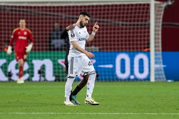 GER, UEFA Europa League Bayer 04 Leverkusen vs QarabaÄü AÄüdam Qarabag Agdam 14.03.2024, BayArena, Leverkusen, GER, UEFA Europa League Bayer 04 Leverkusen vs QarabaÄü AÄüdam Qarabag Agdam Im Bild: rote Karte für Elvin Cafarquliyev (QarabaÄü AÄüdam Qarabag Agdam, 44) diskutiert mit Jeremie Frimpong (Bayer 04 Leverkusen, 30)