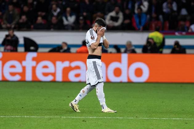 GER, UEFA Europa League Bayer 04 Leverkusen vs QarabaÄü AÄüdam Qarabag Agdam 14.03.2024, BayArena, Leverkusen, GER, UEFA Europa League Bayer 04 Leverkusen vs QarabaÄü AÄüdam Qarabag Agdam Im Bild: rote Karte für Elvin Cafarquliyev (QarabaÄü AÄüdam Qarabag Agdam, 44) frustiert, sauer, zieht Trikot ins Gesicht