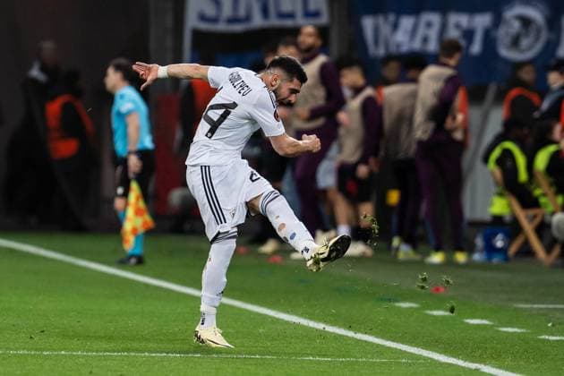 GER, UEFA Europa League Bayer 04 Leverkusen vs QarabaÄü AÄüdam Qarabag Agdam 14.03.2024, BayArena, Leverkusen, GER, UEFA Europa League Bayer 04 Leverkusen vs QarabaÄü AÄüdam Qarabag Agdam Im Bild: rote Karte für Elvin Cafarquliyev (QarabaÄü AÄüdam Qarabag Agdam, 44) frustiert, sauer, tritt in den Boden