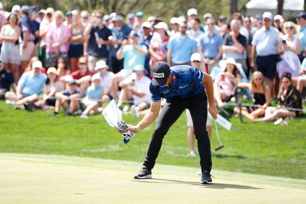 PONTE VEDRA BEACH, FL - MARCH 14: PGA, Golf Herren golfer Viktor Hovland uses his towel to get rid of sand on the 9th green during The Players Championship on March 14, 2024, at TPC Sawgrass in Ponte Vedra Beach, Florida. (Photo by Brian Spurlock Icon Sportswire) GOLF: MAR 14 PGA THE PLAYERS Championship EDITORIAL USE ONLY Icon24031452