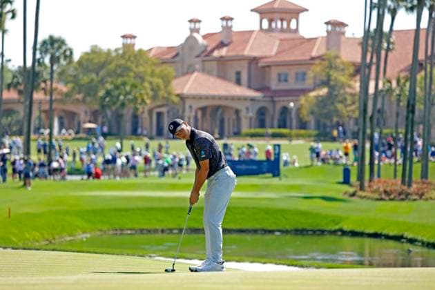 PONTE VEDRA BEACH, FL - MARCH 14: PGA, Golf Herren golfer Jordan Spieth putts on the 3rd hole with the clubhouse in the background during The Players Championship on March 14, 2024, at TPC Sawgrass in Ponte Vedra Beach, Florida. (Photo by Brian Spurlock Icon Sportswire) GOLF: MAR 14 PGA THE PLAYERS Championship EDITORIAL USE ONLY Icon24031472