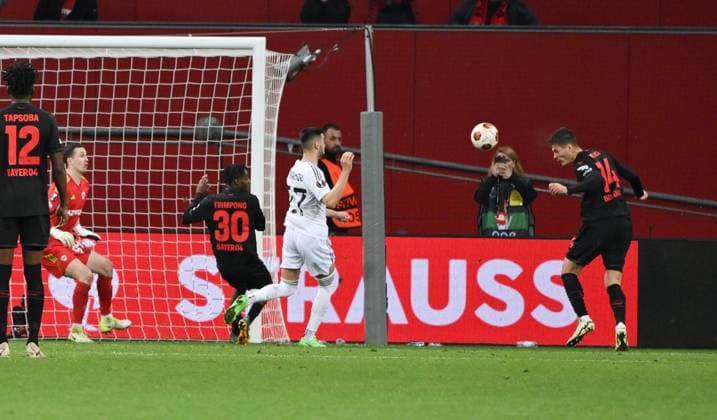 Patrik Schick (Bayer 04 Leverkusen), re., erzielt mit diesem Kopfball das 3:2 Siegtor 14.03.2024, Fussball Europa League, Saison 2023 2024, Achtelfinale Rückspiel, Bayer 04 Leverkusen - Qarabag Agdam Leverkusen BayArena Nordrhein Westfalen Deutschland
