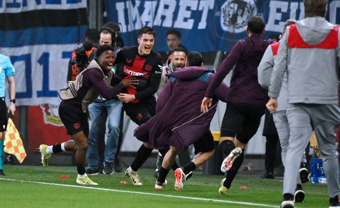 Jubel 3:2 Torschütze Patrik Schick (Bayer 04 Leverkusen), mi., wird gefeiert 14.03.2024, Fussball Europa League, Saison 2023 2024, Achtelfinale Rückspiel, Bayer 04 Leverkusen - Qarabag Agdam Leverkusen BayArena Nordrhein Westfalen Deutschland