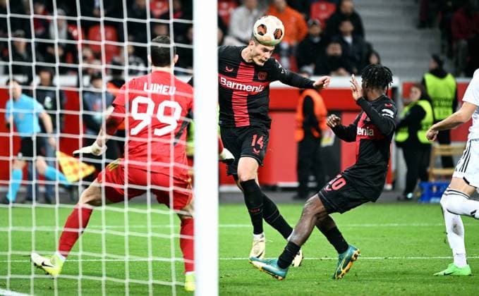 Sport Bilder des Tages Fussball, Europa League, Deutschland, Herren, Saison 2023 2024, Achtelfinale Rückspiel, BayArena Leverkusen, Bayer Leverkusen - Qarabag Agdam 3:2; Patrik Schick (LEV) erzielt das Tor zum 3:2 in der Nachspielzeit gegen Andrey Lunev (QAR). Aktion UEFA REGULATIONS PROHIBIT ANY USE OF PHOTOGRAPHS AS IMAGE SEQUENCES AND OR QUASI-VIDEO