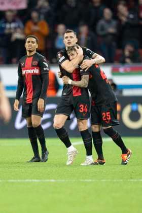 Granit Xhaka (Bayer 04 Leverkusen, 34) und Exequiel Palacios (Bayer 04 Leverkusen, 25) liegen sich fruedestrahlend in den Armen. Dahinter Amine Adli (Bayer 04 Leverkusen, 21). Fussball: UEFA Europa League, Saison 2023 2024, Achtelfinale, Rueckspiel, Bayer 04 Leverkusen - Qarabag FK am 14.03.2024 in der BayArena in Leverkusen. Foto: Kirchner-Media TH Copyright: xKirchner-Media THx