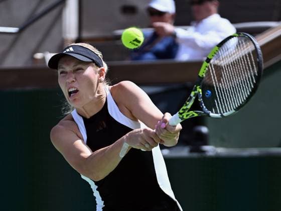 INDIAN WELLS, CA - MARCH 14: Caroline Wozniacki (DEN) returns the ball during a WTA, Tennis Damen quarterfinals tennis match played on March 14, 2024 during the BNP Paribas Open played at the Indian Wells Tennis Garden in Indian Wells, CA. (Photo by John Cordes Icon Sportswire) TENNIS: MAR 14 BNP Paribas Open EDITORIAL USE ONLY Icon506240314109