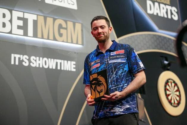 Sport Themen der Woche KW11 Sport Bilder des Tages 2024 BetMGM Premier League Darts, Night 7, Nottingham Luke Humphries celebrates with the trophy after winning during the 2024 BetMGM Premier League Darts, Night 7 at the Motorpoint Arena, Nottingham, England, United Kingdom on 13 March 2024 Editorial use only. All images are copyright Every Second Media Limited. No images may be reproduced without prior permission. Copyright: xIMAGO EveryxSecondxMediax ESM-0955-0027