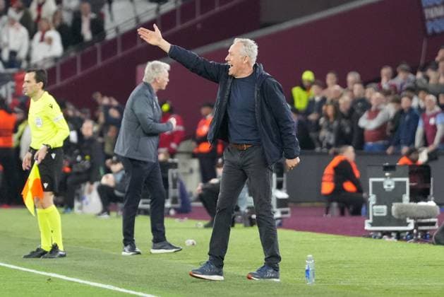 Fußball: UEFA Europa League 2023 2024, Achtelfinale, West Ham United - SC Freiburg, London Olympic Stadium: Freiburgs Trainer Christian Streich gestikulierend, im Hintergrund West Hams Trainer David Moyes London Olympic Stadium England Copyright: xArnexAmbergx