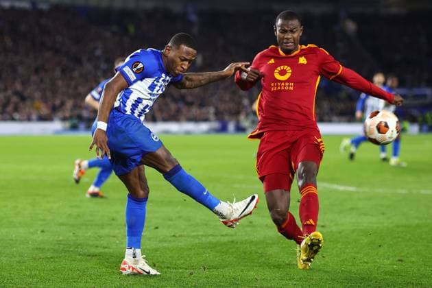 Brighton v AS Roma 14 March 2024, London - UEFA EUROPA League, Round of Sixteen, Second Leg - Brighton & Hove Albion v AS Roma - Pervis Estupinan of Brighton & Hove Albion clears the ball from Evan N™Dicka of AS Roma - Photo: Charlotte Wilson Offside. Brighton UK Copyright: xCharlottexWilsonx xOffsidexOffside