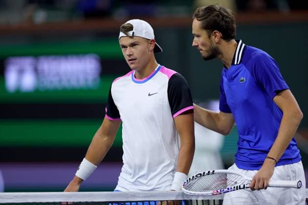 Sport Themen der Woche KW11 Sport Bilder des Tages Holger Rune of Denmark and Daniil Medvedev talk at the net BNP Paribas Open, Tennis, Day 9, Indian Wells Tennis Garden, California, USA - 14 Mar 2024  Copyright: xEllaxLing Shutterstockx 14386185ey