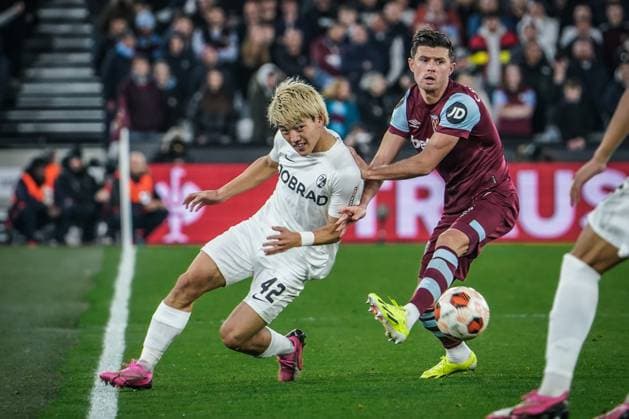 Fußball: UEFA Europa League 2023 2024, Achtelfinale, West Ham United - SC Freiburg, London Olympic Stadium: Freiburgs Ritsu Doan und West Hams Aaron Cresswell in Aktion London Olympic Stadium England Copyright: xJoeranxSteinsiekx