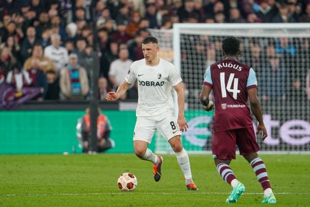 Fußball: UEFA Europa League 2023 2024, Achtelfinale, West Ham United - SC Freiburg, London Olympic Stadium: Freiburgs Maximilian Eggestein in Aktion mit West Hams Mohammed Kudus London Olympic Stadium England Copyright: xJoeranxSteinsiekx