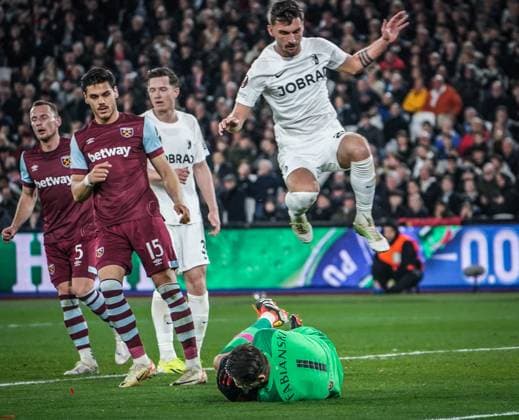 Fußball: UEFA Europa League 2023 2024, Achtelfinale, West Ham United - SC Freiburg, London Olympic Stadium: Freiburgs Maximilian Philipp springt über West Hams Torhüter Lukasz Fabianski London Olympic Stadium England Copyright: xJoeranxSteinsiekx