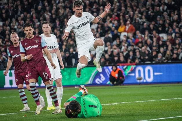Fußball: UEFA Europa League 2023 2024, Achtelfinale, West Ham United - SC Freiburg, London Olympic Stadium: Freiburgs Maximilian Philipp springt über West Hams Torhüter Lukasz Fabianski London Olympic Stadium England Copyright: xJoeranxSteinsiekx