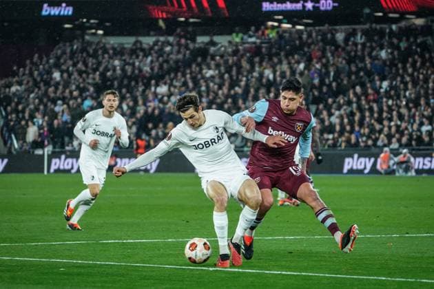 Fußball: UEFA Europa League 2023 2024, Achtelfinale, West Ham United - SC Freiburg, London Olympic Stadium: Zweikampf Freiburgs Merlin Röhl mit West Hams Edson Alvarez London Olympic Stadium England Copyright: xJoeranxSteinsiekx