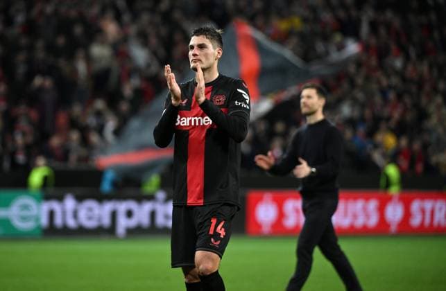 Patrik Schick (Bayer 04 Leverkusen) und Trainer Xabi Alonso (Bayer 04 Leverkusen), hinten, feiern den Sieg 14.03.2024, Fussball Europa League, Saison 2023 2024, Achtelfinale Rückspiel, Bayer 04 Leverkusen - Qarabag Agdam 3:2 Leverkusen BayArena Nordrhein Westfalen Deutschland