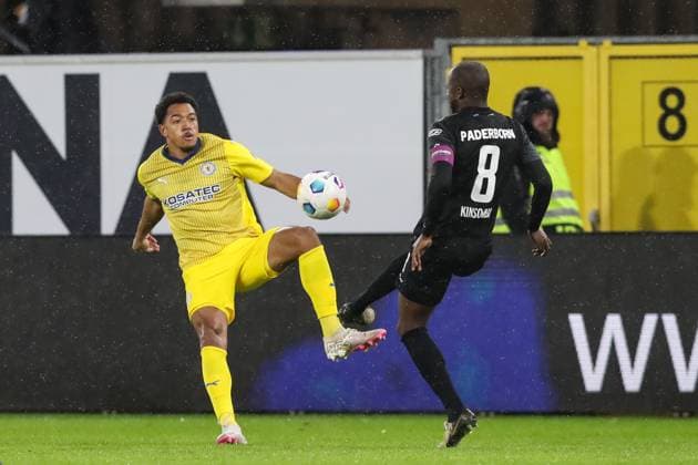 Anton Donkor (Eintracht Braunschweig,19) gegen David Kinsombi (SC Paderborn,8) - 2. Fußball Bundesliga Saison 2023-2024 SC Paderborn vs. Eintracht Braunschweig in der Home Deluxe Arena in Paderborn - Aktion,Fußball,Mann,Männer,Deutschland,15.03.2024