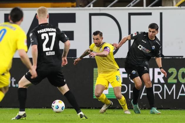Robin Krausse Krauße (Eintracht Braunschweig,39) gegen Koen Kostons (SC Paderborn,10) - 2. Fußball Bundesliga Saison 2023-2024 SC Paderborn vs. Eintracht Braunschweig in der Home Deluxe Arena in Paderborn - Aktion,Fußball,Mann,Männer,Deutschland,15.03.2024