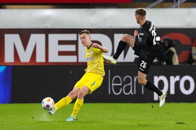 Robert Ivanov (Eintracht Braunschweig,5) gegen Sebastian Klaas (SC Paderborn,26) - 2. Fußball Bundesliga Saison 2023-2024 SC Paderborn vs. Eintracht Braunschweig in der Home Deluxe Arena in Paderborn - Aktion,Fußball,Mann,Männer,Deutschland,15.03.2024