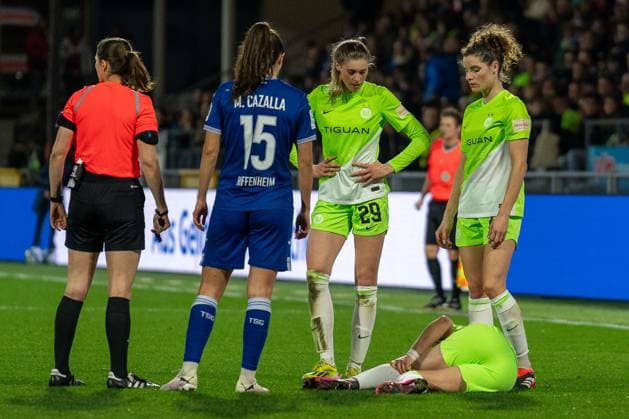 Sport Themen der Woche KW11 Sport Bilder des Tages Verletzung Alexandra Popp (VfL Wolfsburg, 11), GER, TSG 1899 Hoffenheim vs VfL Wolfsburg, Fussball Google Pixel Frauen Bundesliga, 16. Spieltag, Saison 2023 2024, 15.03.2024 DFL DFB regulations prohibit any use of photographs as image sequences and or quasi-video GER, TSG 1899 Hoffenheim vs VfL Wolfsburg, Fussball Google Pixel Frauen Bundesliga, 16. Spieltag, Saison 2023 2024, 15.03.2024 Hoffenheim *** Injury Alexandra Popp VfL Wolfsburg, 11 , GER, TSG 1899 Hoffenheim vs VfL Wolfsburg, Football Google Pixel Frauen Bundesliga, 16 Spieltag, Saison 2023 2024, 15 03 2024 DFL DFB regulations prohibit any use of photographs as image sequences and or quasi video GER, TSG 1899 Hoffenheim vs VfL Wolfsburg, Football Google Pixel Frauen Bundesliga, 16 Spieltag, Saison 2023 2024, 15 03 2024 Hoffenheim Copyright: xEibner-Pressefoto StefanxMayerx EP_SMR