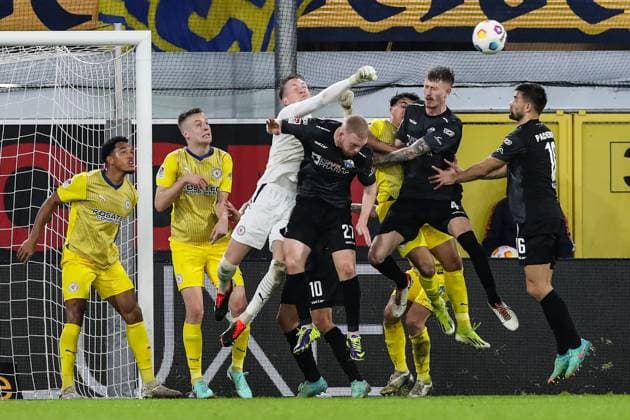 Torwart Ron Thorben Hoffmann (Eintracht Braunschweig,1) gegen Kai Klefisch (SC Paderborn,27) und Calvin Brackelmann (SC Paderborn,4) - 2. Fußball Bundesliga Saison 2023-2024 SC Paderborn vs. Eintracht Braunschweig in der Home Deluxe Arena in Paderborn - Aktion,Fußball,Mann,Männer,Deutschland,15.03.2024