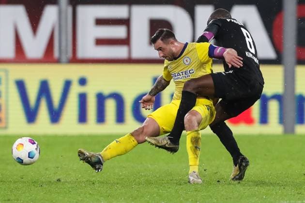 Sport Bilder des Tages Robin Krausse Krauße (Eintracht Braunschweig,39) gegen David Kinsombi (SC Paderborn,8) - 2. Fußball Bundesliga Saison 2023-2024 SC Paderborn vs. Eintracht Braunschweig in der Home Deluxe Arena in Paderborn - Aktion,Fußball,Mann,Männer,Deutschland,15.03.2024