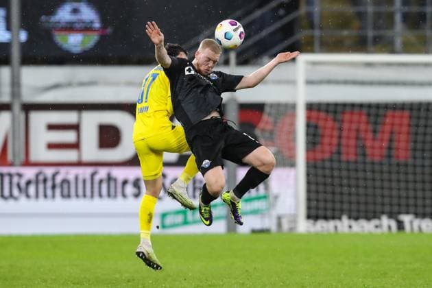 Kai Klefisch (SC Paderborn,27) gegen Fabio Kaufmann (Eintracht Braunschweig,37) - 2. Fußball Bundesliga Saison 2023-2024 SC Paderborn vs. Eintracht Braunschweig in der Home Deluxe Arena in Paderborn - Aktion,Fußball,Mann,Männer,Deutschland,15.03.2024