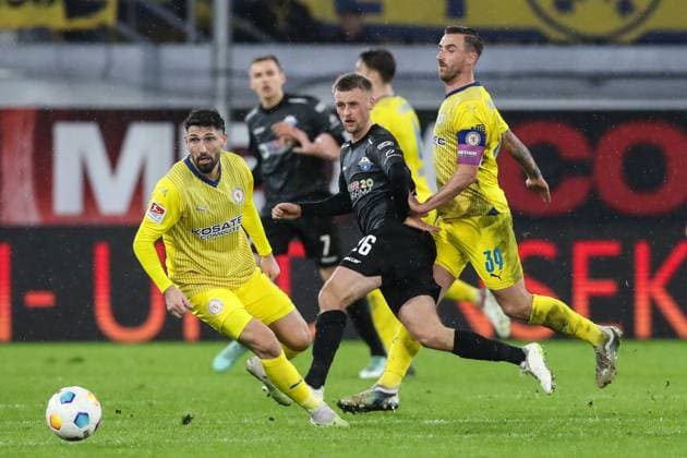 Sebastian Klaas (SC Paderborn,26) gegen Fabio Kaufmann (Eintracht Braunschweig,37) und Robin Krausse Krauße (Eintracht Braunschweig,39) - 2. Fußball Bundesliga Saison 2023-2024 SC Paderborn vs. Eintracht Braunschweig in der Home Deluxe Arena in Paderborn - Aktion,Fußball,Mann,Männer,Deutschland,15.03.2024