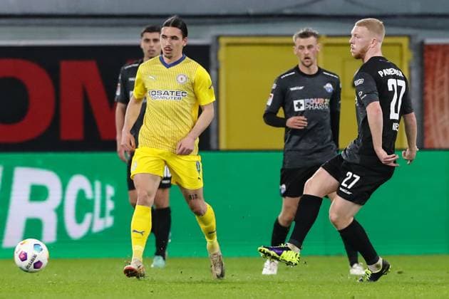 Rayan Philippe (Eintracht Braunschweig,9) gegen Kai Klefisch (SC Paderborn,27) - 2. Fußball Bundesliga Saison 2023-2024 SC Paderborn vs. Eintracht Braunschweig in der Home Deluxe Arena in Paderborn - Aktion,Fußball,Mann,Männer,Deutschland,15.03.2024