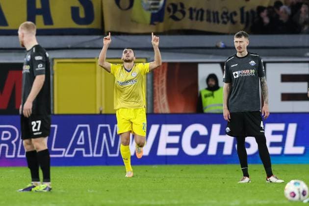 Torjubel - Torschütze Hasan Kurucay (Eintracht Braunschweig,29) trifft per Elfmeter zum 0-1 - 2. Fußball Bundesliga Saison 2023-2024 SC Paderborn vs. Eintracht Braunschweig in der Home Deluxe Arena in Paderborn - Aktion,Fußball,Mann,Männer,Deutschland,15.03.2024