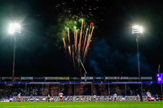 Sport Bilder des Tages Choreografie Choreografie der Osnabrücker Fans, VfL Osnabrueck vs. Fortuna Duesseldorf, Fussball, 2. Bundesliga, 26. Spieltag, 15.03.2024 DFB regulations prohibit any use of photographs as image sequences and or quasi-video Osnabrueck Niedersachsen Deutschland