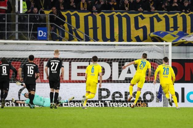 Torschütze Hasan Kurucay (Eintracht Braunschweig,29) trifft per Elfmeter zum 0-1 - 2. Fußball Bundesliga Saison 2023-2024 SC Paderborn vs. Eintracht Braunschweig in der Home Deluxe Arena in Paderborn - Aktion,Fußball,Mann,Männer,Deutschland,15.03.2024