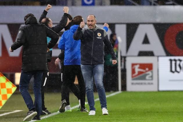 Torjubel Trainer Daniel Scherning (Eintracht Braunschweig) - Torschütze Rayan Philippe (Eintracht Braunschweig,9) trifft zum 1-2 - 2. Fußball Bundesliga Saison 2023-2024 SC Paderborn vs. Eintracht Braunschweig in der Home Deluxe Arena in Paderborn - Aktion,Fußball,Mann,Männer,Deutschland,15.03.2024