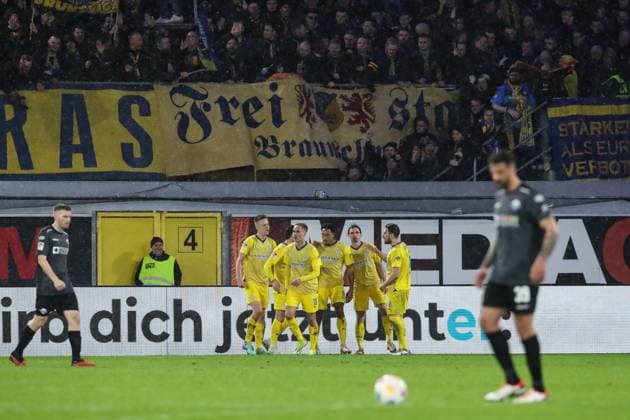 Torjubel - Torschütze Rayan Philippe (Eintracht Braunschweig,9) trifft zum 1-2 - 2. Fußball Bundesliga Saison 2023-2024 SC Paderborn vs. Eintracht Braunschweig in der Home Deluxe Arena in Paderborn - Aktion,Fußball,Mann,Männer,Deutschland,15.03.2024